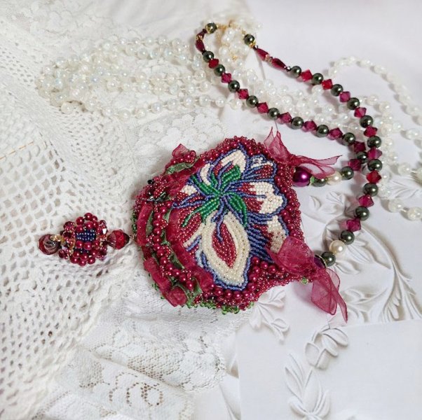 Collana Enchantement d'Automne ricamata con perle Bordeaux, pizzi, perle varie e perline