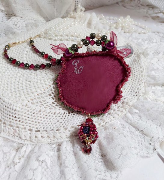 Collana Enchantement d'Automne ricamata con perle Bordeaux, pizzi, perle varie e perline
