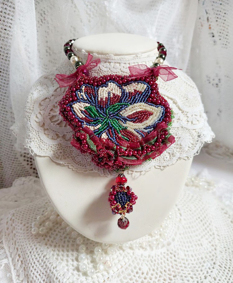 Collana Enchantement d'Automne ricamata con perle Bordeaux, pizzi, perle varie e perline