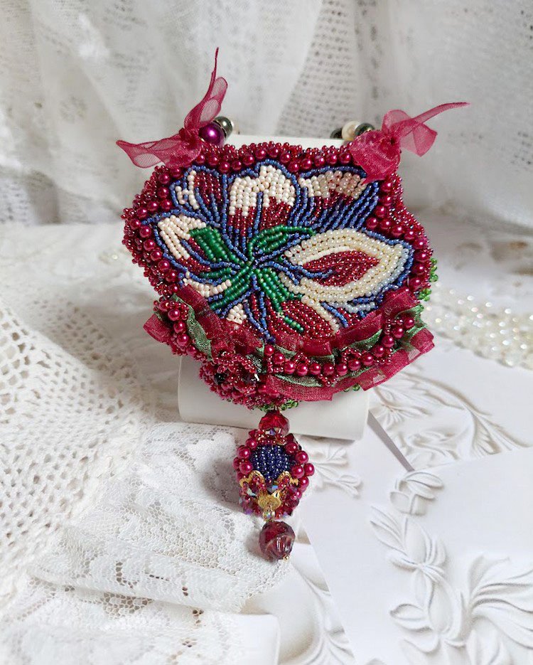 Collana Enchantement d'Automne ricamata con perle Bordeaux, pizzi, perle varie e perline