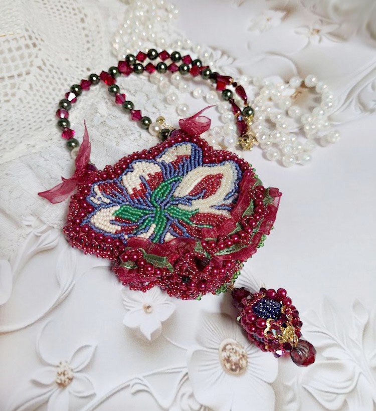 Collana Enchantement d'Automne ricamata con perle Bordeaux, pizzi, perle varie e perline