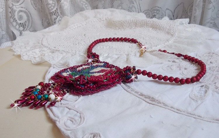 Collana Enchantement d'Automne ricamata con perle Bordeaux, pizzi, perle varie e perline