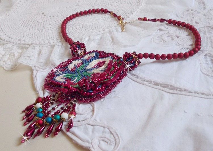 Collana Enchantement d'Automne ricamata con perle Bordeaux, pizzi, perle varie e perline