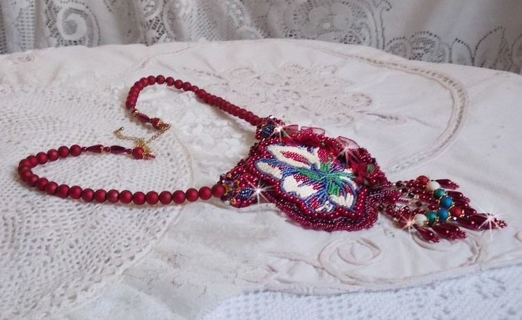 Collana Enchantement d'Automne ricamata con perle Bordeaux, pizzi, perle varie e perline