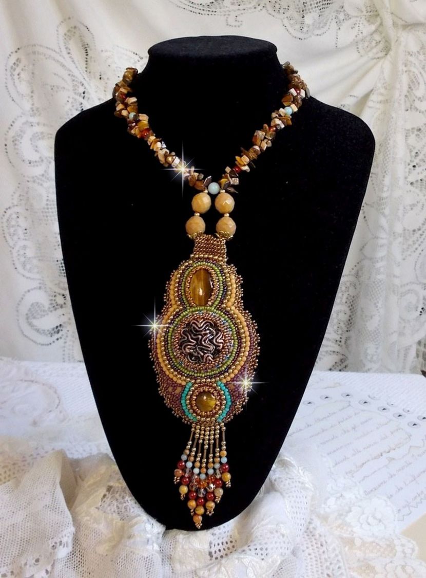 Collana con ciondolo fauve ricamato con diversi occhi di tigre, stile Haute-Couture