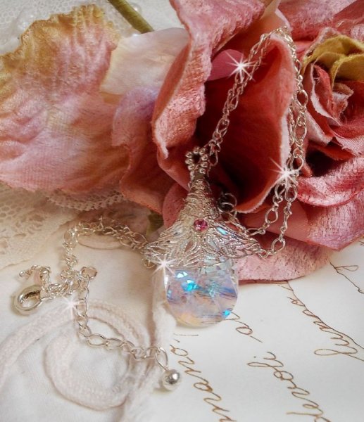 Collana in argento a forma di fiore con un bellissimo ciondolo in cristallo Swarovski, un inserto a forma di cuore in argento con catena, anelli, chiusura e catena di estensione in argento 925/1000