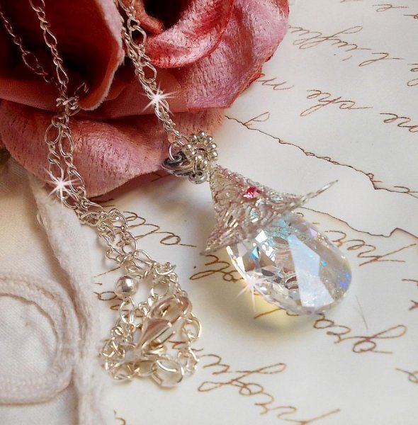 Collana in argento a forma di fiore con un bellissimo ciondolo in cristallo Swarovski, un inserto a forma di cuore in argento con catena, anelli, chiusura e catena di estensione in argento 925/1000