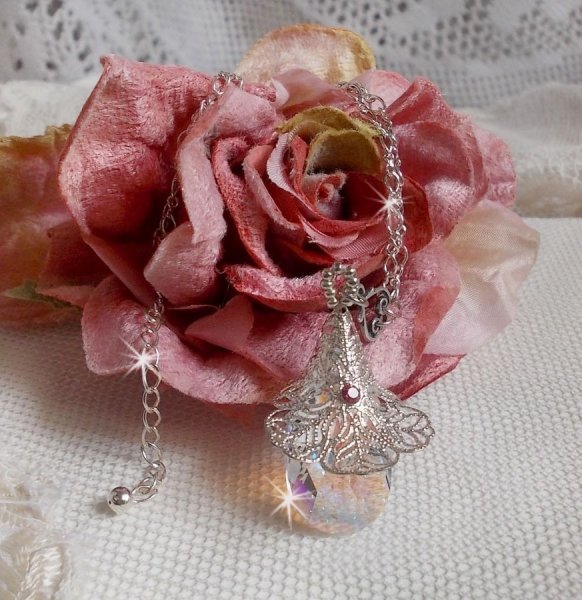 Collana in argento a forma di fiore con un bellissimo ciondolo in cristallo Swarovski, un inserto a forma di cuore in argento con catena, anelli, chiusura e catena di estensione in argento 925/1000