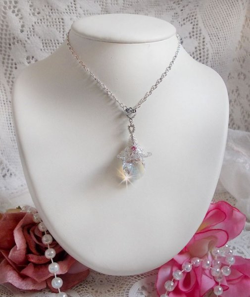 Collana in argento a forma di fiore con un bellissimo ciondolo in cristallo Swarovski, un inserto a forma di cuore in argento con catena, anelli, chiusura e catena di estensione in argento 925/1000