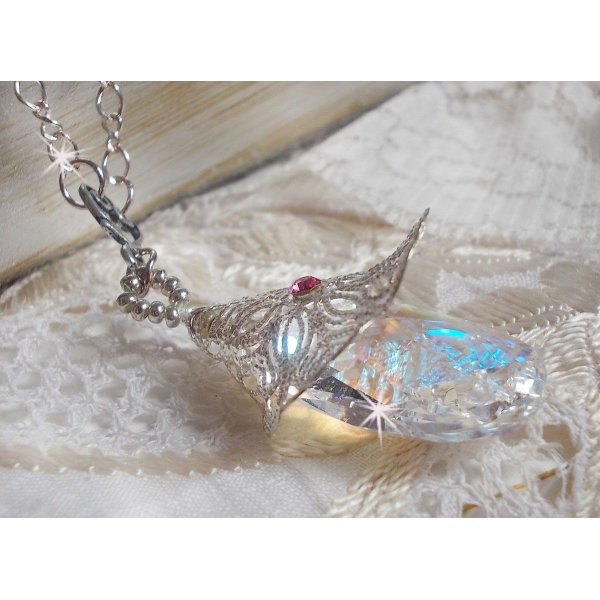 Collana in argento a forma di fiore con un bellissimo ciondolo in cristallo Swarovski, un inserto a forma di cuore in argento con catena, anelli, chiusura e catena di estensione in argento 925/1000