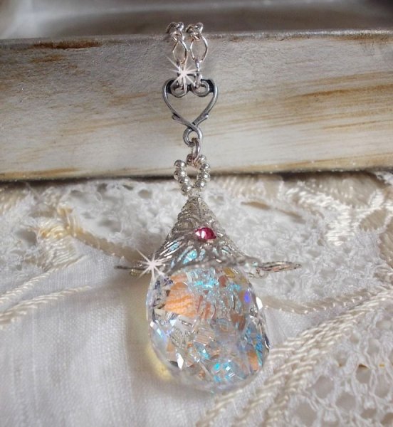 Collana in argento a forma di fiore con un bellissimo ciondolo in cristallo Swarovski, un inserto a forma di cuore in argento con catena, anelli, chiusura e catena di estensione in argento 925/1000