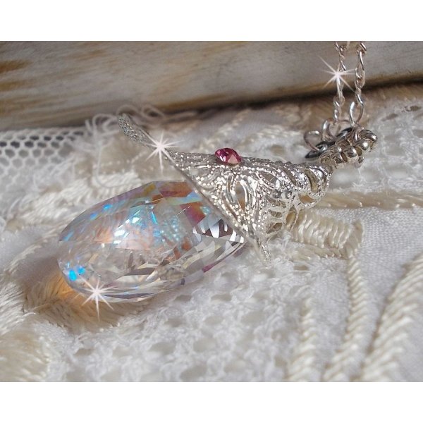 Collana in argento a forma di fiore con un bellissimo ciondolo in cristallo Swarovski, un inserto a forma di cuore in argento con catena, anelli, chiusura e catena di estensione in argento 925/1000