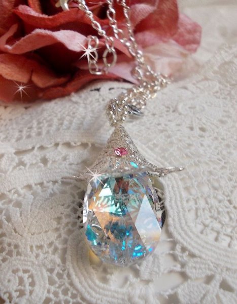 Collana in argento a forma di fiore con un bellissimo ciondolo in cristallo Swarovski, un inserto a forma di cuore in argento con catena, anelli, chiusura e catena di estensione in argento 925/1000