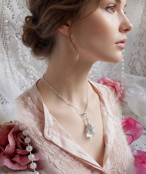 Sublimez votre féminité avec ce collier Fleur d'Argent