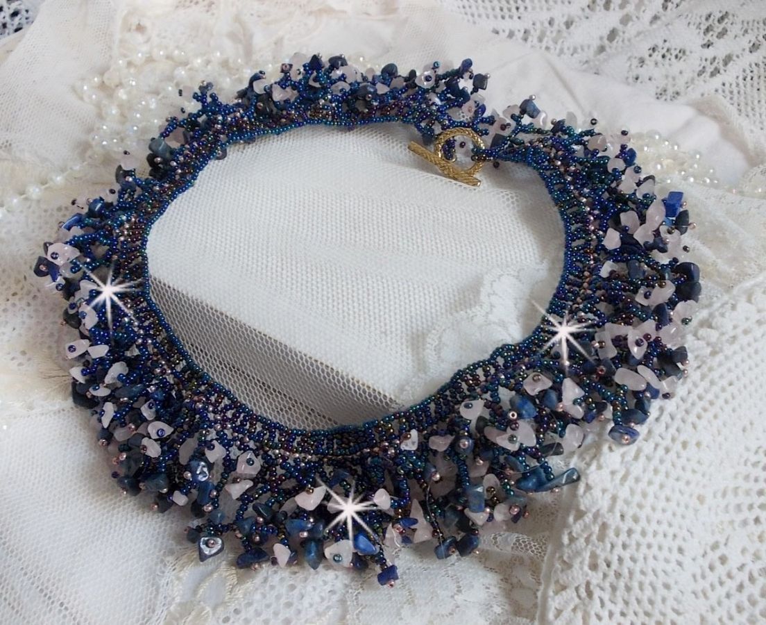 Collana di fiori di corallo con perline e pietre semipreziose come quarzo, sodalite e lapislazzuli.