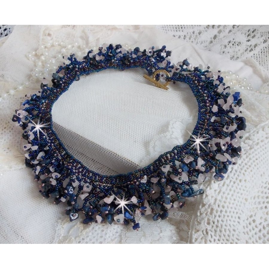 Collana di fiori di corallo con perline e pietre semipreziose come quarzo, sodalite e lapislazzuli.