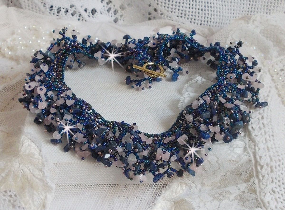 Collana di fiori di corallo con perline e pietre semipreziose come quarzo, sodalite e lapislazzuli.