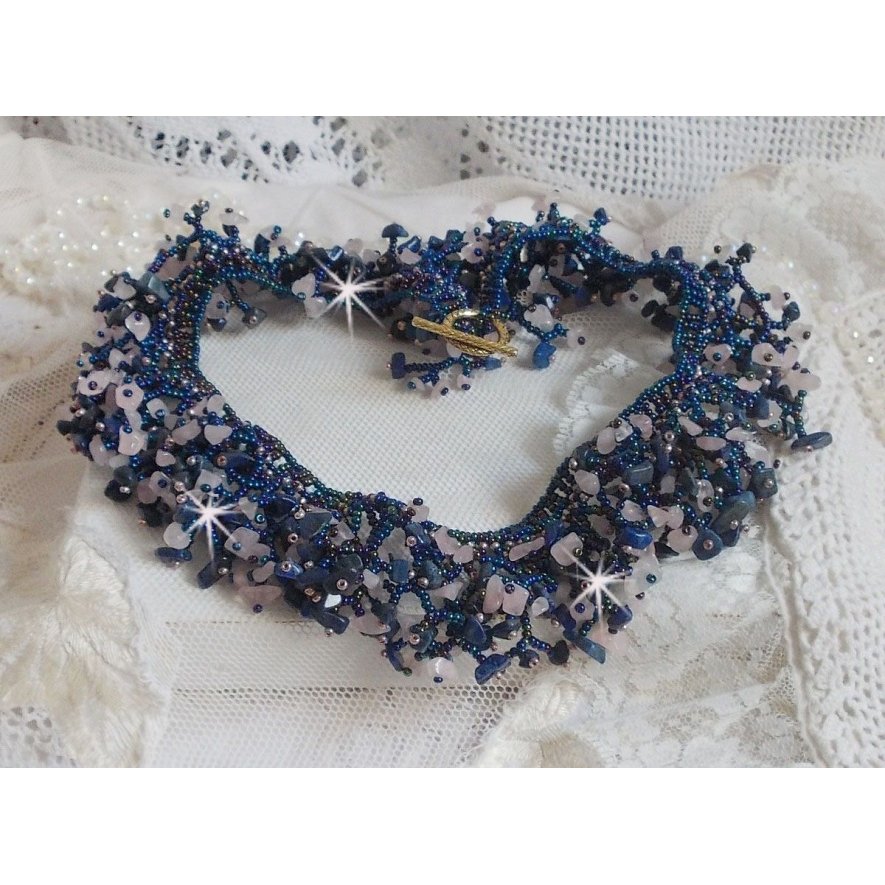 Collana di fiori di corallo con perline e pietre semipreziose come quarzo, sodalite e lapislazzuli.