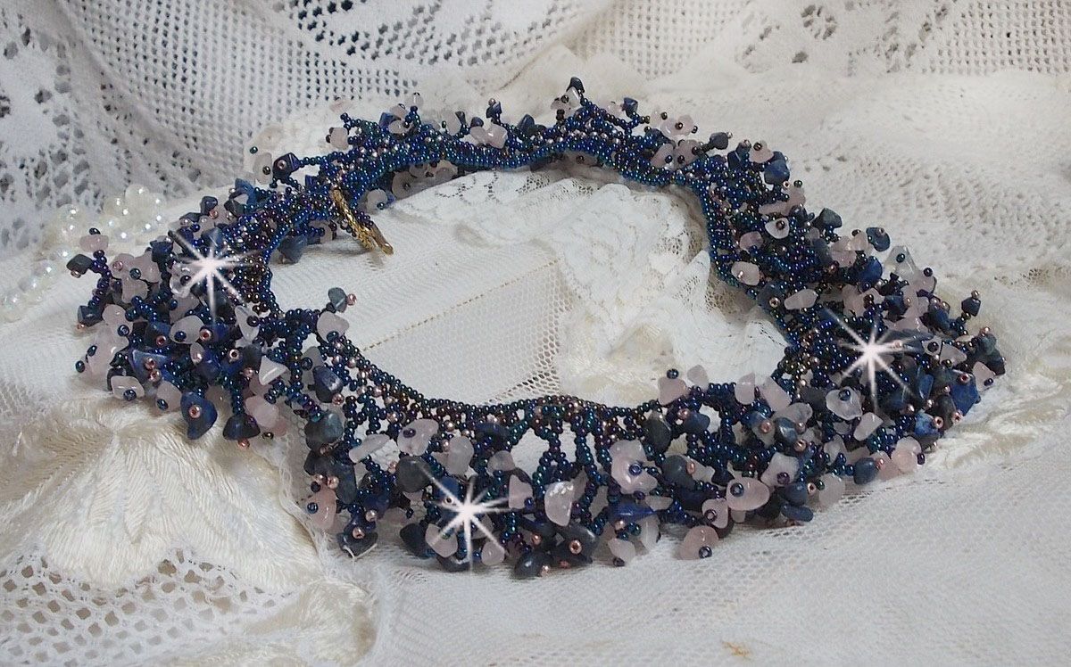 Collana di fiori di corallo con perline e pietre semipreziose come quarzo, sodalite e lapislazzuli.