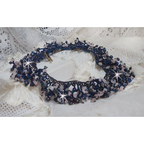 Collana di fiori di corallo con perline e pietre semipreziose come quarzo, sodalite e lapislazzuli.