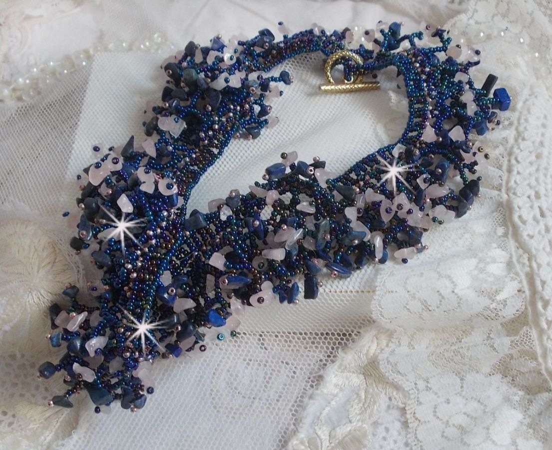 Collana di fiori di corallo con perline e pietre semipreziose come quarzo, sodalite e lapislazzuli.