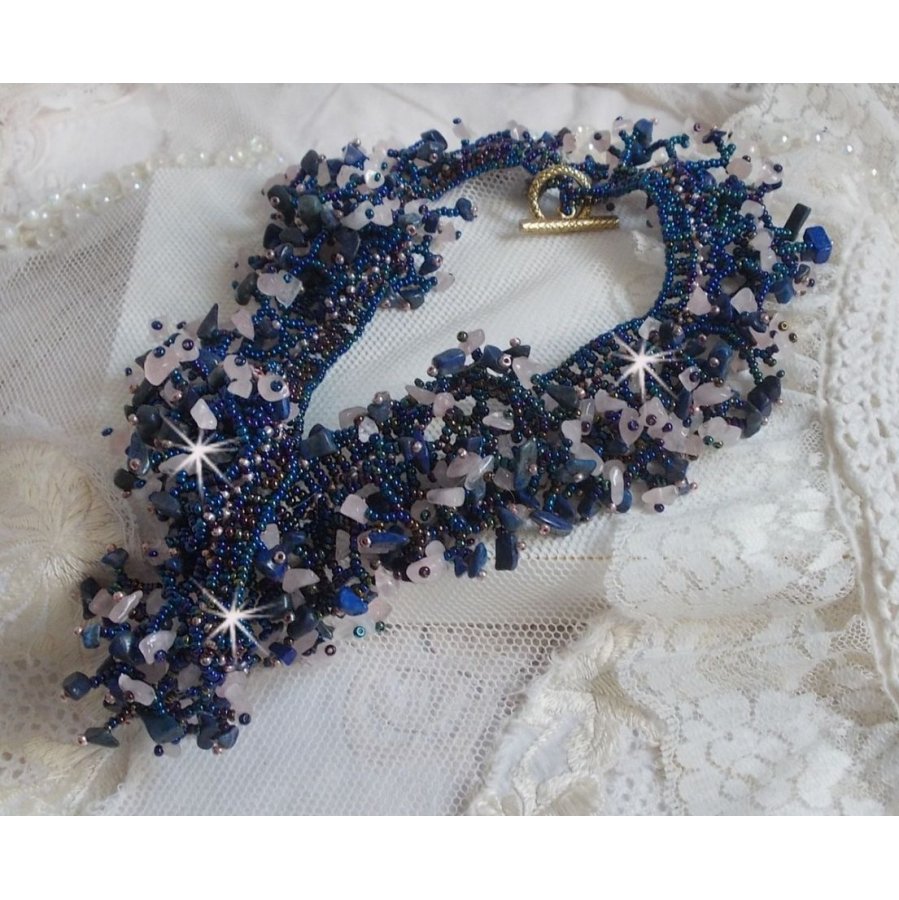 Collana di fiori di corallo con perline e pietre semipreziose come quarzo, sodalite e lapislazzuli.