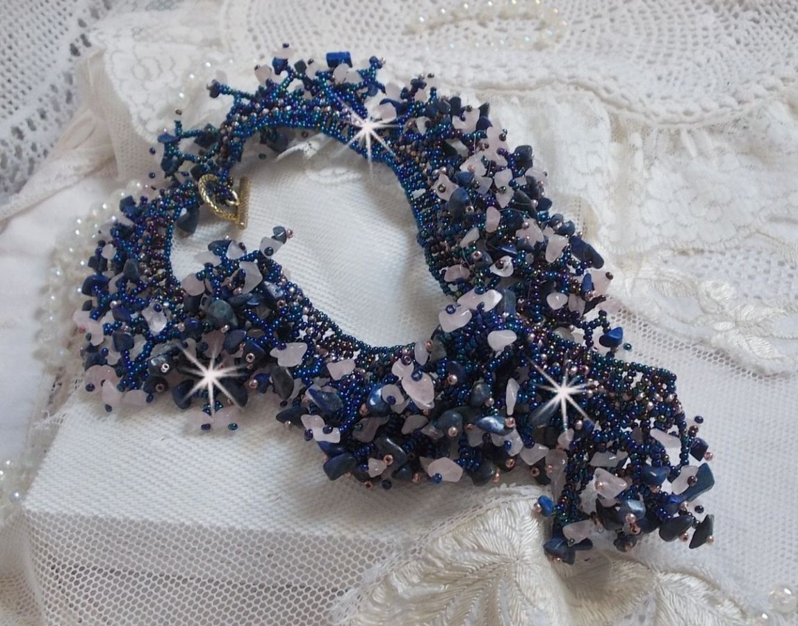 Collana di fiori di corallo con perline e pietre semipreziose come quarzo, sodalite e lapislazzuli.