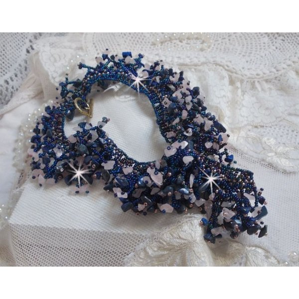 Collana di fiori di corallo con perline e pietre semipreziose come quarzo, sodalite e lapislazzuli.