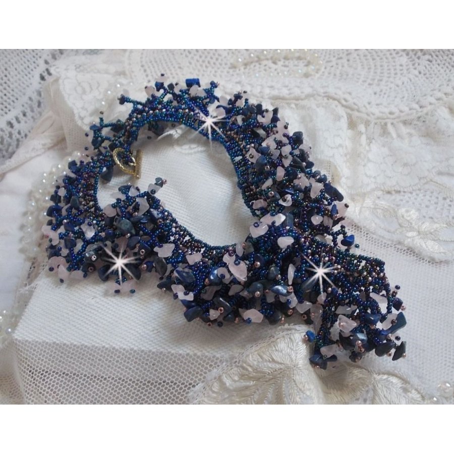 Collana di fiori di corallo con perline e pietre semipreziose come quarzo, sodalite e lapislazzuli.