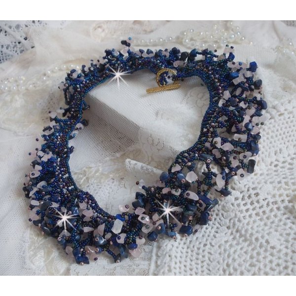 Collana di fiori di corallo con perline e pietre semipreziose come quarzo, sodalite e lapislazzuli.