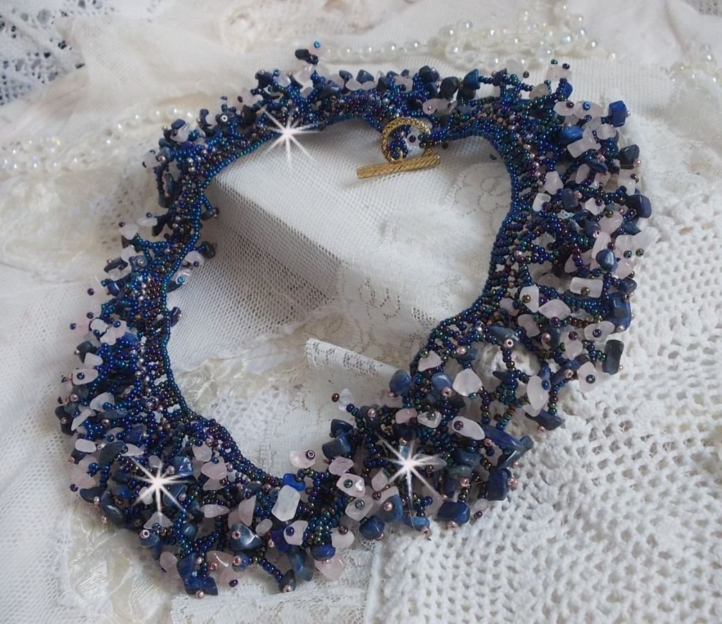 Collana di fiori di corallo con perline e pietre semipreziose come quarzo, sodalite e lapislazzuli.