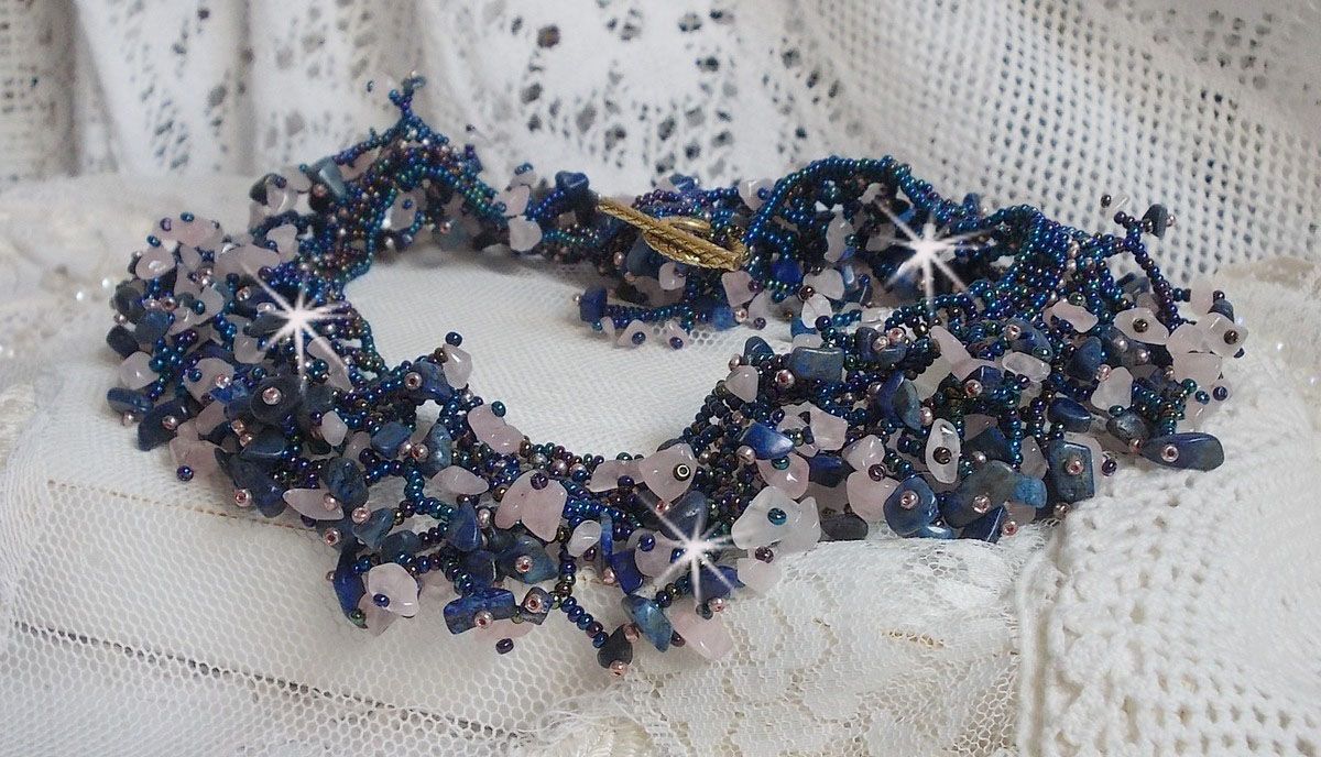 Collana di fiori di corallo con perline e pietre semipreziose come quarzo, sodalite e lapislazzuli.