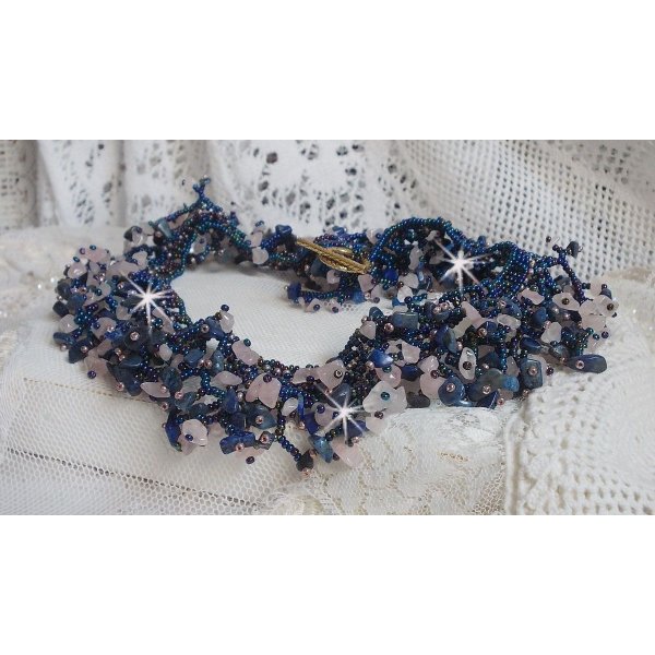 Collana di fiori di corallo con perline e pietre semipreziose come quarzo, sodalite e lapislazzuli.