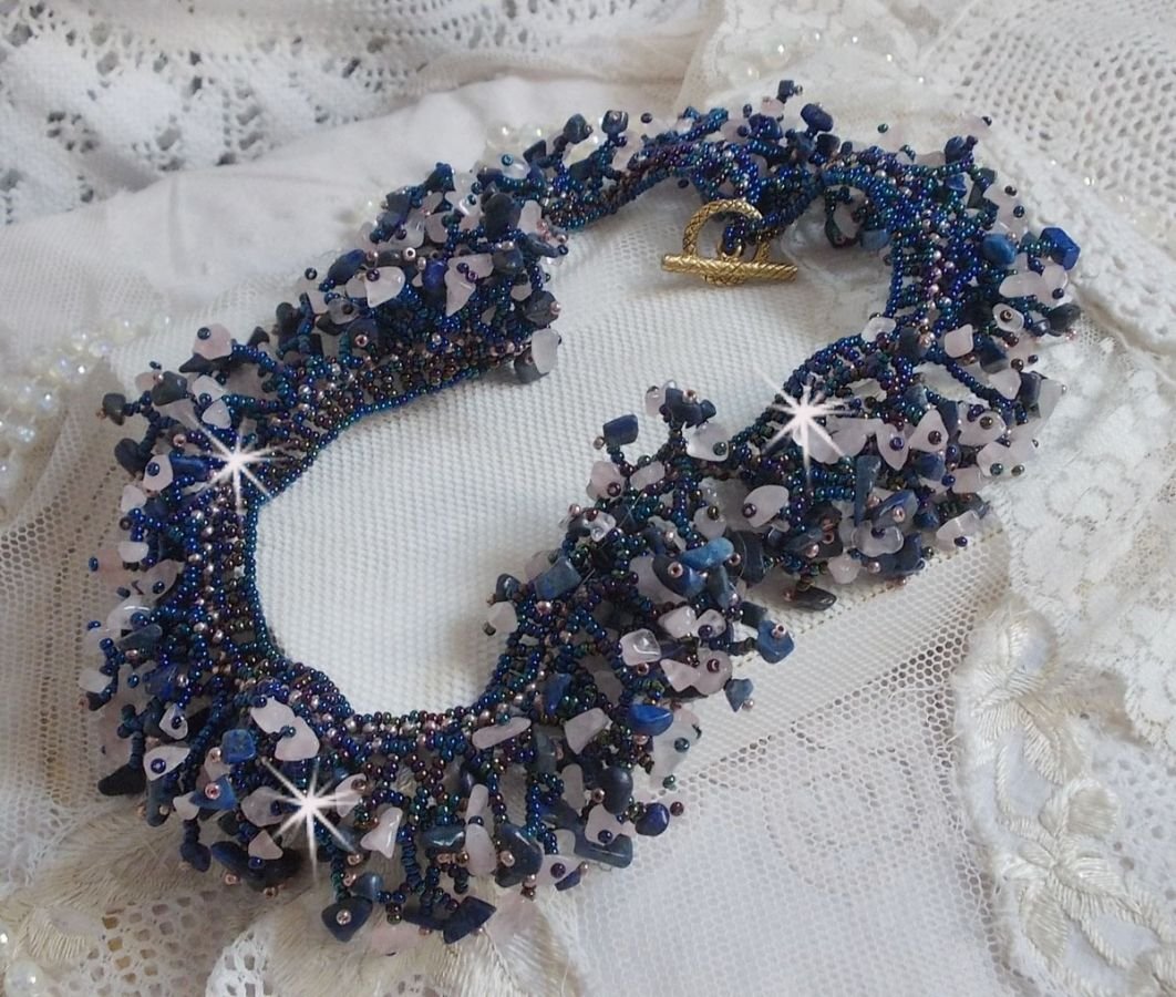 Collana di fiori di corallo con perline e pietre semipreziose come quarzo, sodalite e lapislazzuli.