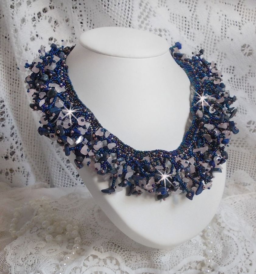 Collana di fiori di corallo con perline e pietre semipreziose come quarzo, sodalite e lapislazzuli.