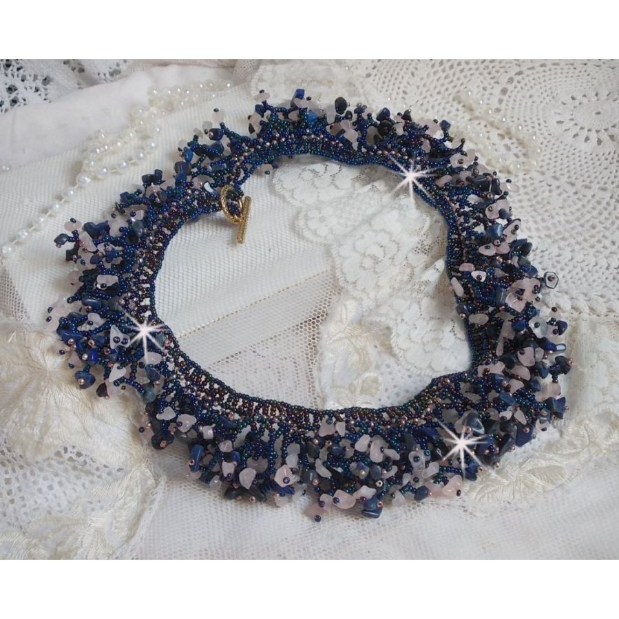 Collana di fiori di corallo con perline e pietre semipreziose come quarzo, sodalite e lapislazzuli.