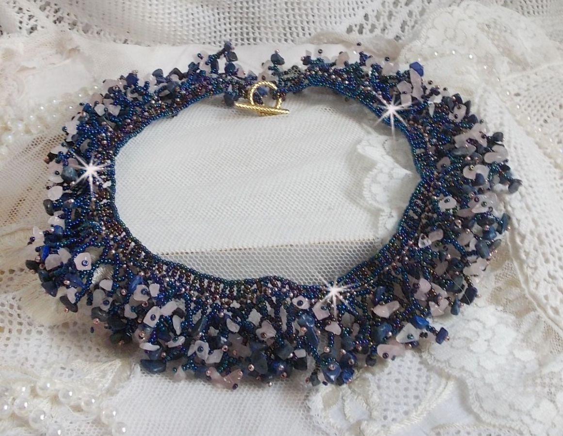 Collana di fiori di corallo con perline e pietre semipreziose come quarzo, sodalite e lapislazzuli.