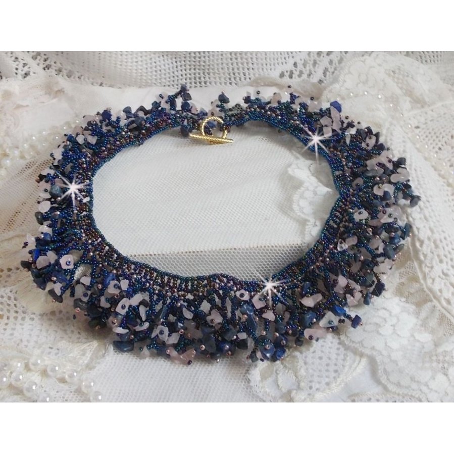 Collana di fiori di corallo con perline e pietre semipreziose come quarzo, sodalite e lapislazzuli.