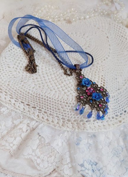 Collier Fleurs Bleues avec estampe, fleurs en r&eacute;sine, rubans, queue de rat, cabochons zirconium et perles cristal Swarovski