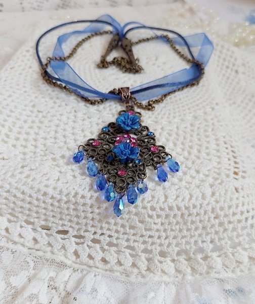 Collier Fleurs Bleues avec estampe, fleurs en r&eacute;sine, rubans, queue de rat, cabochons zirconium et perles cristal Swarovski