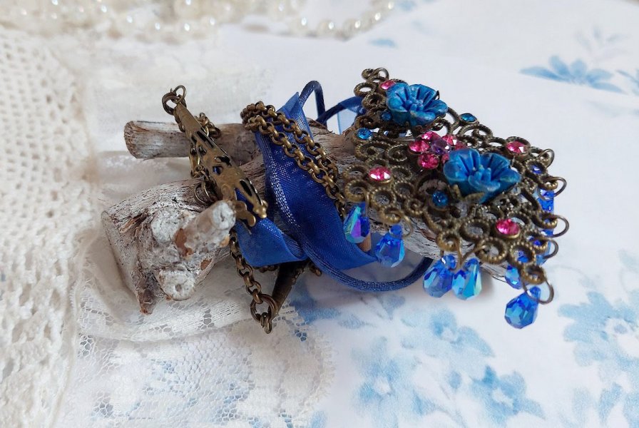 Collier Fleurs Bleues avec estampe, fleurs en r&eacute;sine, rubans, queue de rat, cabochons zirconium et perles cristal Swarovski