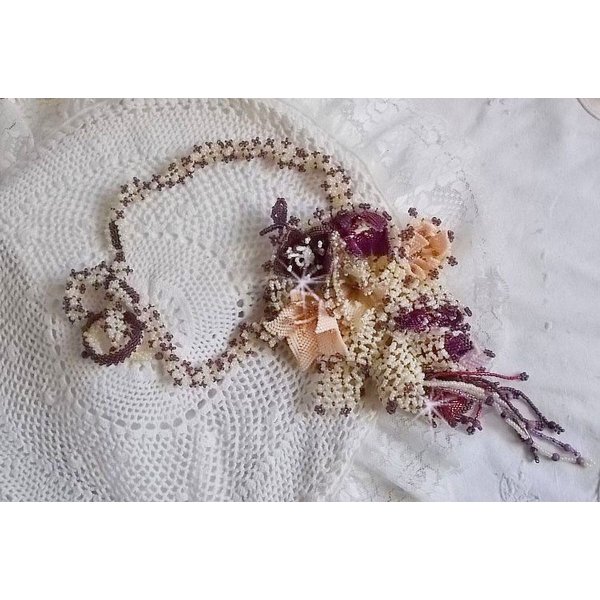 Collana Les Floralies montata con pietre preziose: Sugilite e perline Miyuki Delicas di diversi colori. 