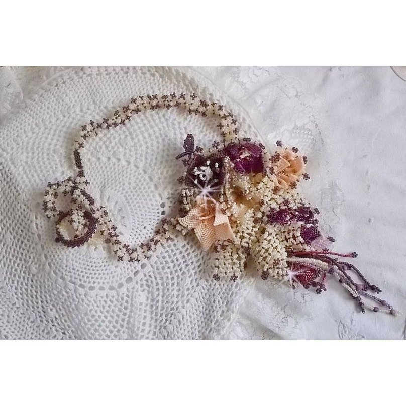 Collana Les Floralies montata con pietre preziose: Sugilite e perline Miyuki Delicas di diversi colori. 