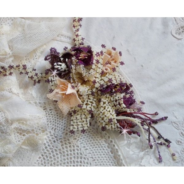 Collana Les Floralies montata con pietre preziose: Sugilite e perline Miyuki Delicas di diversi colori. 