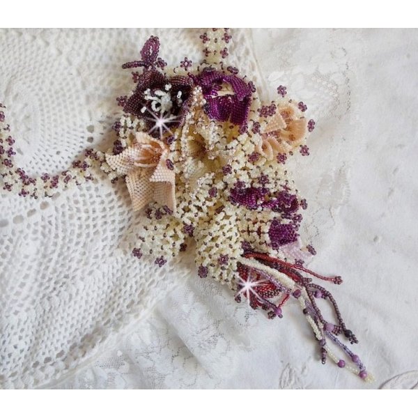 Collana Les Floralies montata con pietre preziose: Sugilite e perline Miyuki Delicas di diversi colori. 
