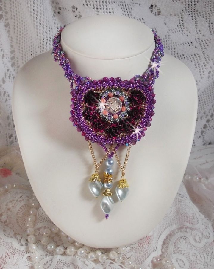 Collana Freesia ricamata con rose in resina fucsia marmorizzate con rosa, cristalli Swarovski e perline.