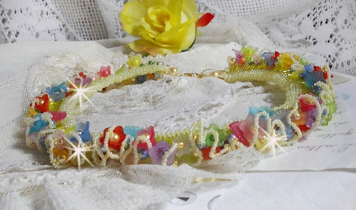 Collana Garden Flowers con fiori smerigliati, roccaglie, tubi gialli, fiori e roccaglie in lucite