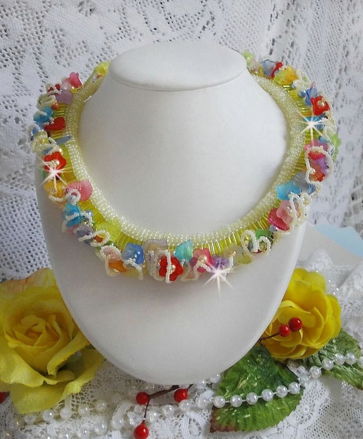 Collana Garden Flowers con fiori smerigliati, roccaglie, tubi gialli, fiori e roccaglie in lucite