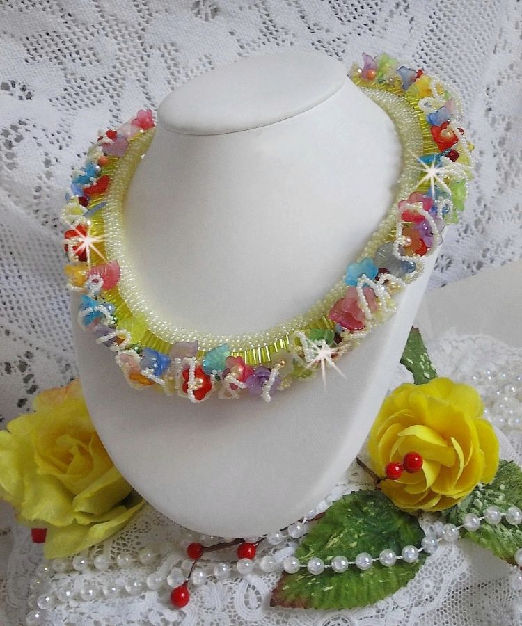 Collana Garden Flowers con fiori smerigliati, roccaglie, tubi gialli, fiori e roccaglie in lucite