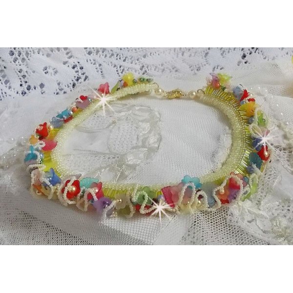 Collana Garden Flowers con fiori smerigliati, roccaglie, tubi gialli, fiori e roccaglie in lucite